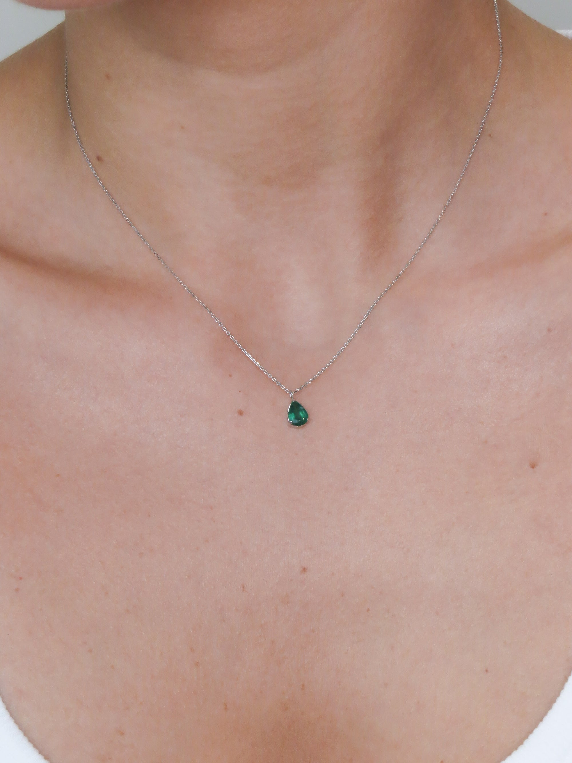 Roma - Pear shape emerald necklace